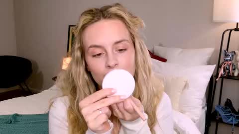 Snapshot of anitafischer chatting on October 29, 2025, 1:02 pm Anita online show from October 29, 2025, 1:02 pm