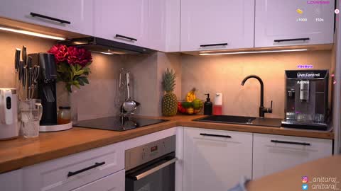 Im Anita thumb up me please its important online show from November 22, 2025, 7:02 pm