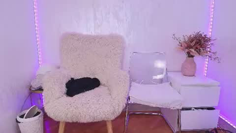 Snapshot of anna_lewis chatting on July 8, 2026, 7:13 am Anna online show from July 8, 2026, 7:13 am