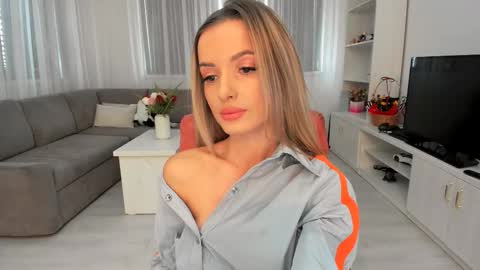 annaise  online show from December 21, 2025, 10:44 am