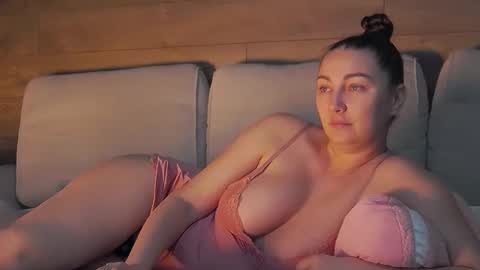 annasplash online show from October 8, 2025, 5:49 am