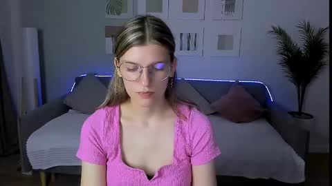 Snapshot of annathorne chatting on May 19, 2026, 8:53 am Im Anna online show from May 19, 2026, 8:53 am