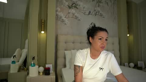 Anne Rey online show from June 30, 2026, 4:24 am