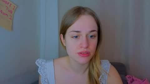 Snapshot of anneriver chatting on April 1, 2026, 5:52 am anneriver online show from April 1, 2026, 5:52 am