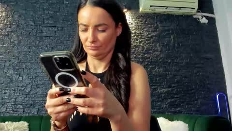 annesins online show from October 10, 2025, 5:56 pm