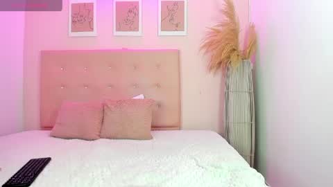annie_dolce_ online show from June 3, 2026, 12:19 pm