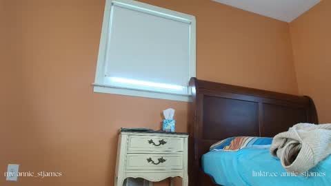 Annie St. James   online show from October 10, 2025, 7:02 pm