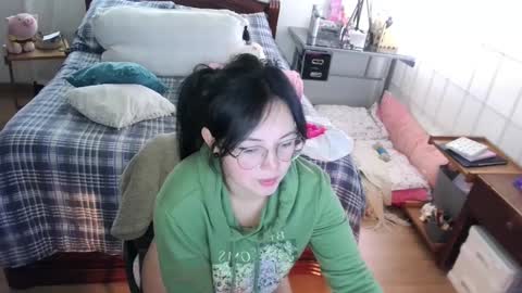 LAURA - A n n i e  S w a n online show from January 21, 2025, 4:05 pm