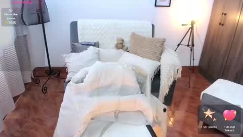 LAURA - A n n i e  S w a n online show from January 31, 2025, 2:17 pm