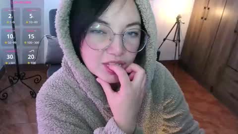 LAURA - A n n i e  S w a n online show from February 5, 2025, 2:37 pm