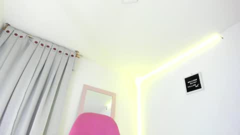 Snapshot of anniegray_12 chatting on December 14, 2024, 12:11 am Annie online show from December 14, 2024, 12:11 am