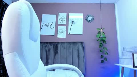 Snapshot of anniemayerx chatting on December 2, 2024, 1:24 pm anniemayerx online show from December 2, 2024, 1:24 pm