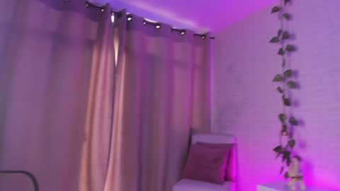 Annie  Alex online show from December 6, 2024, 12:49 pm