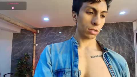 apolo_crus online show from May 22, 2026, 4:19 am