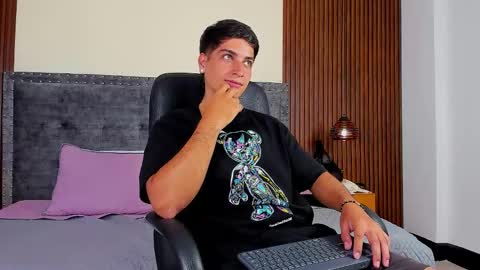 Snapshot of apolo_moon18 chatting on October 14, 2025, 8:42 pm Apolo online show from October 14, 2025, 8:42 pm