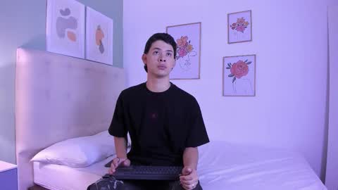 Apolo twink online show from December 14, 2025, 7:18 pm