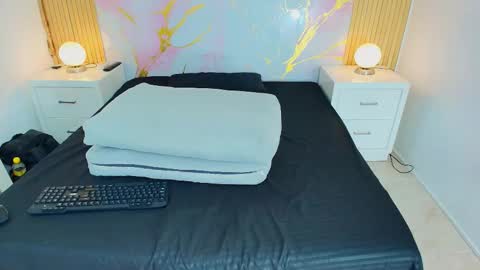 Snapshot of aprillross chatting on February 4, 2026, 12:11 pm aprillross online show from February 4, 2026, 12:11 pm