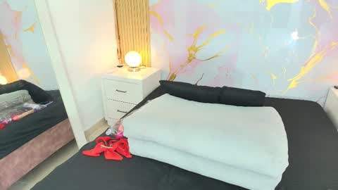 Snapshot of aprillross chatting on February 14, 2026, 12:13 pm aprillross online show from February 14, 2026, 12:13 pm