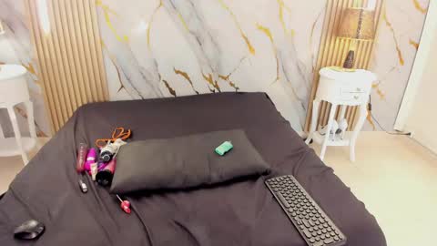 aprillross online show from April 1, 2026, 1:41 pm