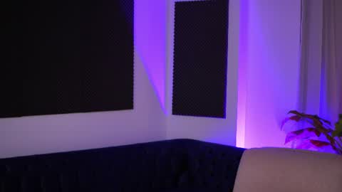 IsaBella online show from June 11, 2026, 7:23 pm