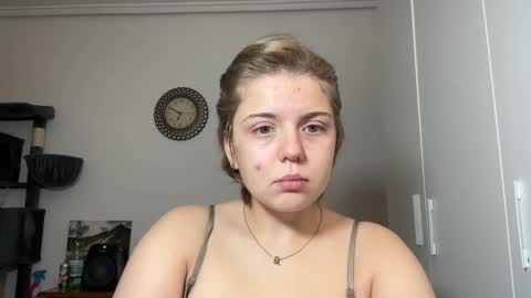 Snapshot of ari_crystal chatting on February 18, 2026, 4:47 pm ari_crystal online show from February 18, 2026, 4:47 pm