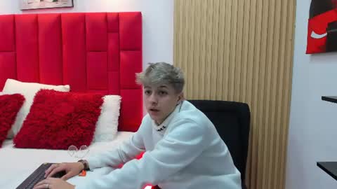 ari_stonne online show from July 27, 2026, 1:18 pm