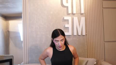 Snapshot of ariaa_isabell chatting on April 28, 2026, 6:35 pm Ariaa online show from April 28, 2026, 6:35 pm