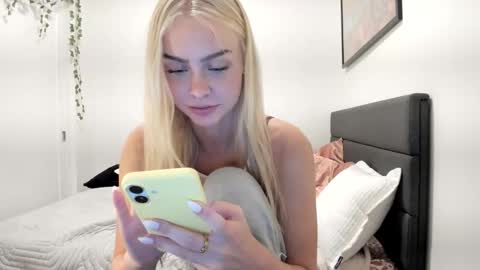 Snapshot of ariah_is_blonde chatting on May 8, 2026, 11:21 pm Ariah online show from May 8, 2026, 11:21 pm