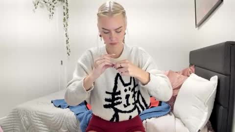 Snapshot of ariah_is_blonde chatting on May 9, 2026, 10:15 pm Ariah online show from May 9, 2026, 10:15 pm