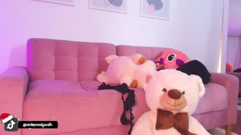 Snapshot of ariana_bae_ chatting on December 19, 2024, 4:02 am online show from December 19, 2024, 4:02 am