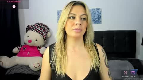 ariannawil online show from April 13, 2026, 10:59 pm