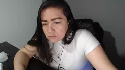 Snapshot of arielle_ninon chatting on December 3, 2024, 12:24 am Arielle online show from December 3, 2024, 12:24 am