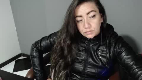 Snapshot of arielle_ninon chatting on December 22, 2024, 6:17 am Arielle online show from December 22, 2024, 6:17 am