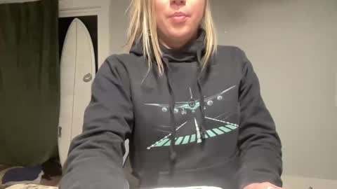 Snapshot of ariicutekitty chatting on January 6, 2025, 10:13 am airskiii online show from January 6, 2025, 10:13 am