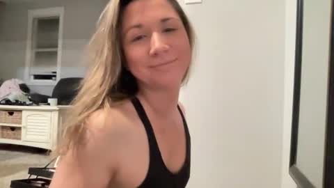 Snapshot of ariicutekitty chatting on January 13, 2025, 1:56 am airskiii online show from January 13, 2025, 1:56 am