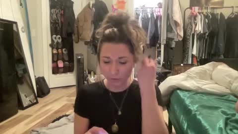 Snapshot of ariicutekitty chatting on March 6, 2025, 8:08 am airskiii online show from March 6, 2025, 8:08 am