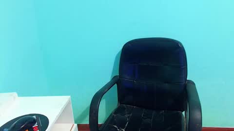 arnelux72 online show from February 22, 2025, 7:01 am