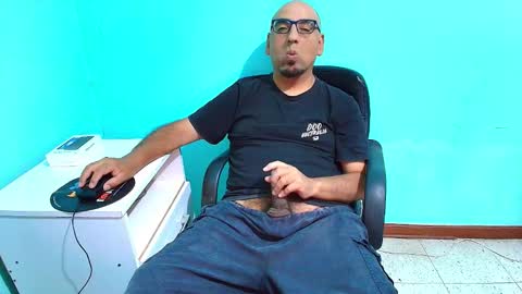 arnelux72 online show from January 19, 2026, 5:44 am