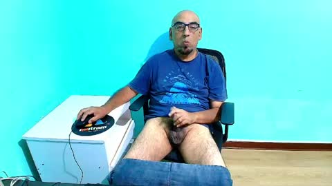 Snapshot of arnelux72 chatting on June 5, 2026, 6:42 am arnelux72 online show from June 5, 2026, 6:42 am