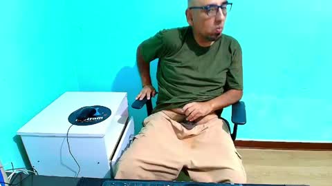 Snapshot of arnelux72 chatting on June 8, 2026, 5:19 am arnelux72 online show from June 8, 2026, 5:19 am