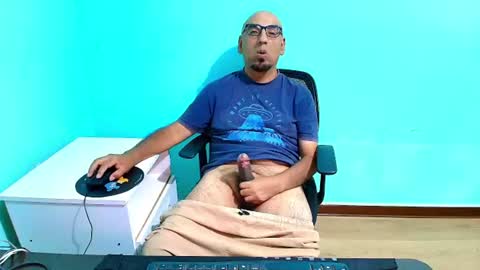 Snapshot of arnelux72 chatting on June 19, 2026, 6:29 am arnelux72 online show from June 19, 2026, 6:29 am