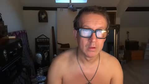 artisterotic online show from December 21, 2025, 10:22 am