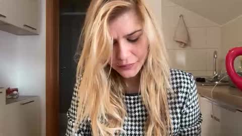 Snapshot of artsyandcraftsy_ chatting on January 17, 2026, 10:31 am MIA online show from January 17, 2026, 10:31 am