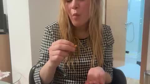 Snapshot of artsyandcraftsy_ chatting on January 17, 2026, 10:35 pm MIA online show from January 17, 2026, 10:35 pm