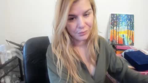 Snapshot of artsyandcraftsy_ chatting on February 9, 2026, 8:40 am MIA online show from February 9, 2026, 8:40 am