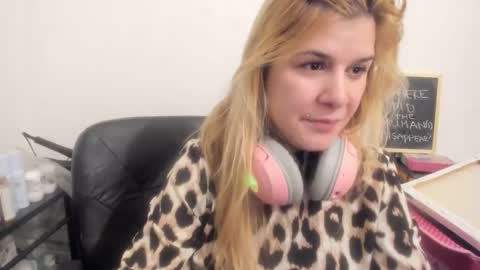 Snapshot of artsyandcraftsy_ chatting on February 10, 2026, 10:03 pm MIA online show from February 10, 2026, 10:03 pm