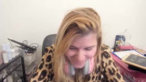 Snapshot of artsyandcraftsy_ chatting on February 12, 2026, 10:27 pm MIA online show from February 12, 2026, 10:27 pm