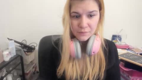 Snapshot of artsyandcraftsy_ chatting on February 13, 2026, 6:48 pm MIA online show from February 13, 2026, 6:48 pm