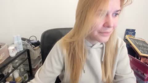 Snapshot of artsyandcraftsy_ chatting on February 17, 2026, 11:33 pm MIA online show from February 17, 2026, 11:33 pm