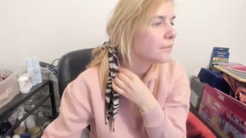 Snapshot of artsyandcraftsy_ chatting on February 18, 2026, 11:44 pm MIA online show from February 18, 2026, 11:44 pm